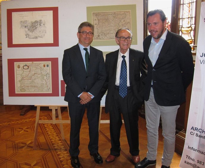 Antonio Rodríguez Torres, flanqueado por el director del Archivo y el alcalde