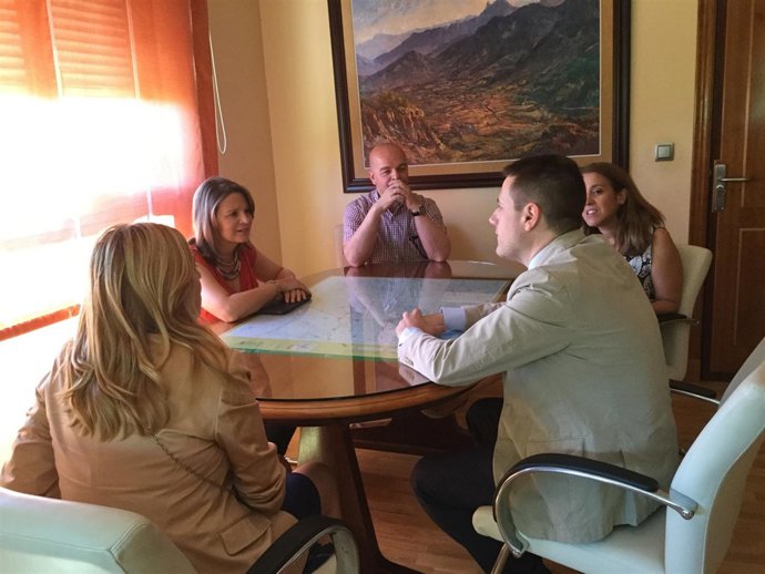 Cobo (i) en la reunión con representantes del Colegio de Procuradores.