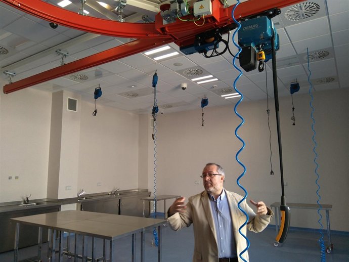 El centro cuenta con un polipasto para transportar a las especies de gran tamaño