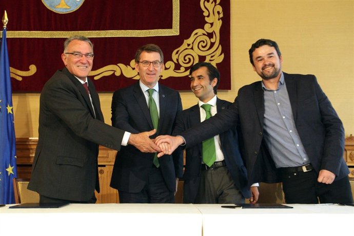 O responsable da Xunta, Alberto Núñez Feijóo, acompañado do conselleiro de Polít