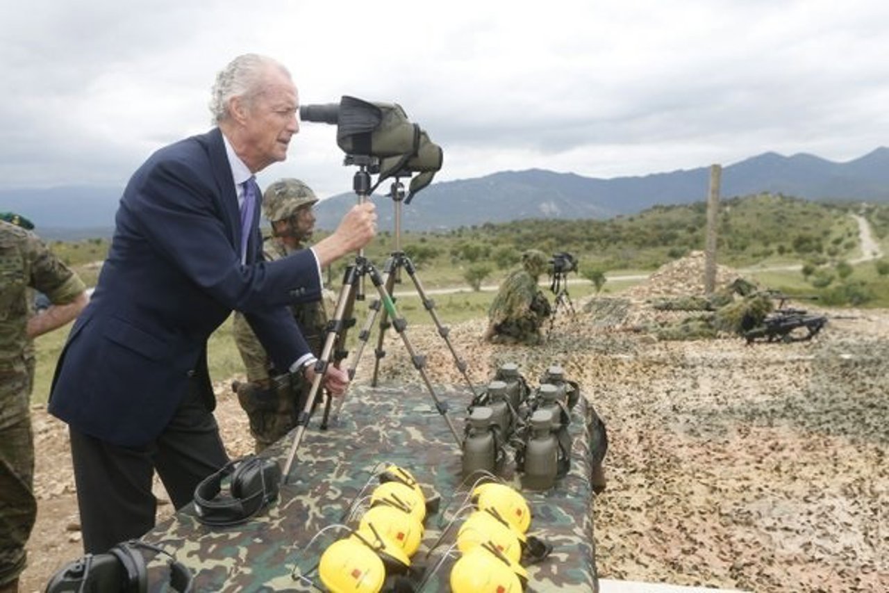 El ministro P.Morenés en el cuartel de Sant Climent Sescebes (Girona)