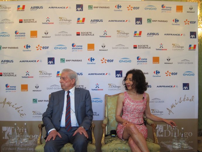 Los escritores Mario Vargas Llosa y Yasmina Reza en el Prix Diálogo
