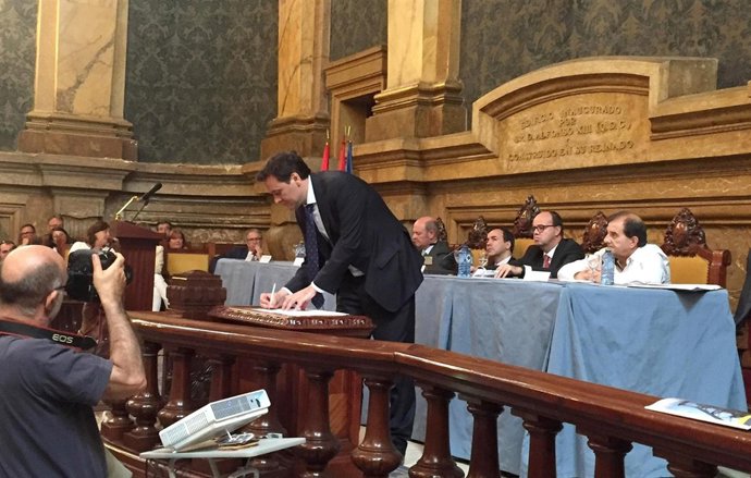 El consejero Francisco Blanco firma el acuerdo en defensa del carbón