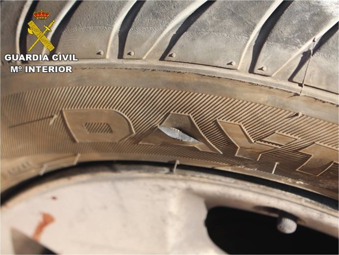 Una de las ruedas pinchadas