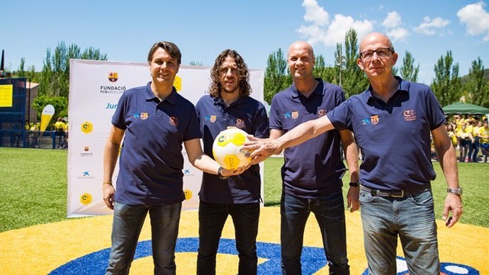 Carles Puyol en la inauguración de su Cruyff Court 