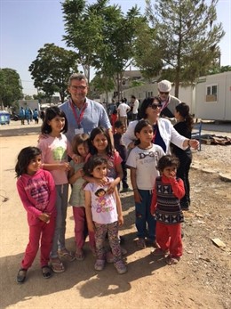 El socialista Antonio Gutiérrez Limones en un campo de refugiados en Grecia