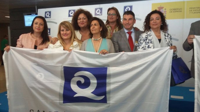 Imagen de la recogida de las banderas