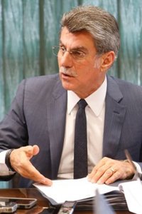 El ex ministro de Planificación de Brasil tacha de "absurda" la orden de detención