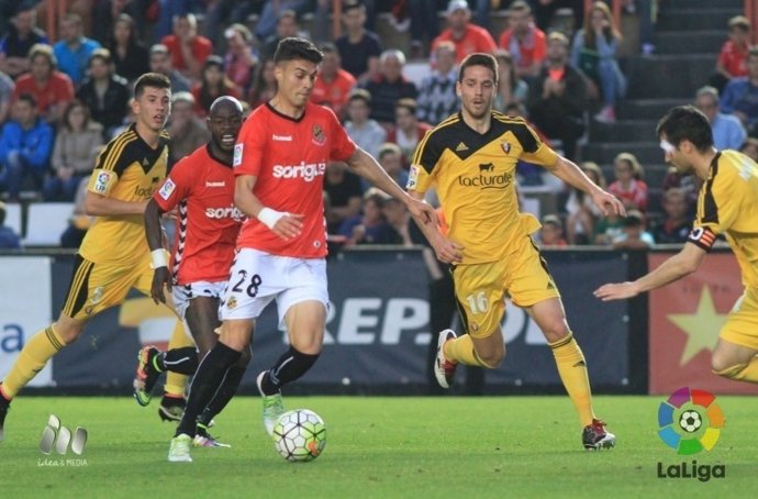 José Naranjo, del Nàstic, se zafa de un jugador de Osasuna