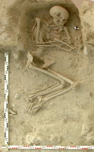 Esqueleto de excavación en el norte de Grecia