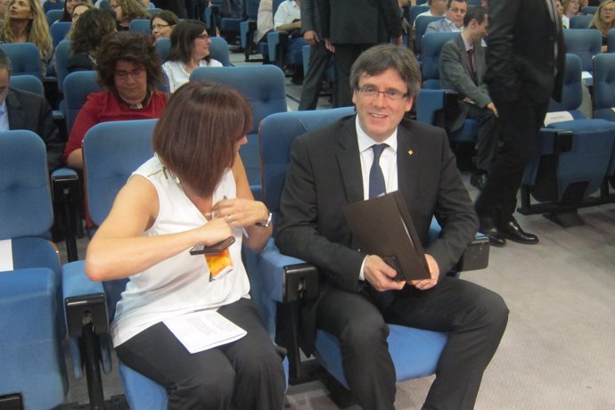 La presidenta de Ammfeina, Marta Mateu, y el presidente Carles Puigdemont