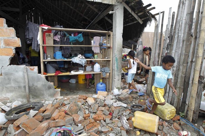 Niños en una casa destruida