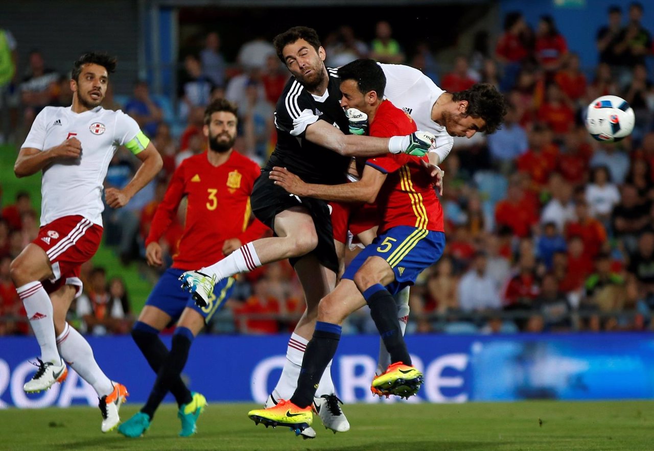 Sergio Busquets choca contra Georgia con la selección española