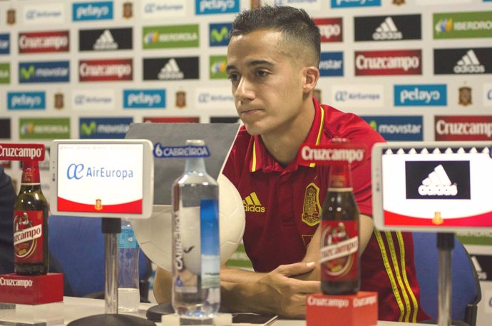 Lucas Vázquez atiende a los medios con la selección española