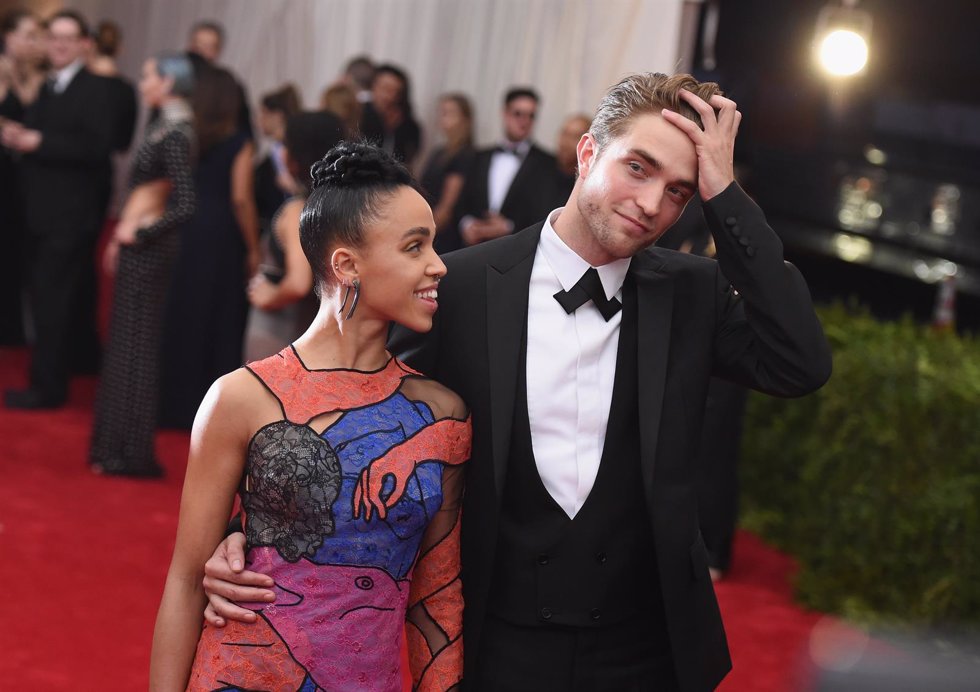 ROBERT PATTINSON Y FKA TWIGS/GETTY