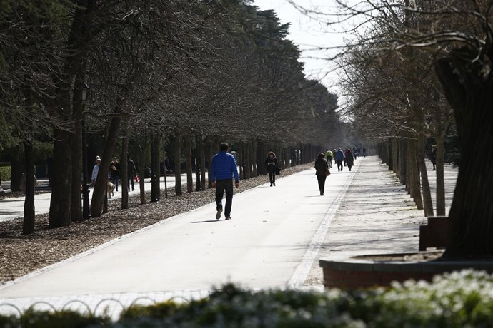 Parque de El Retiro, tiempo libre, turísmo, tomar el sol, paseo, pasear