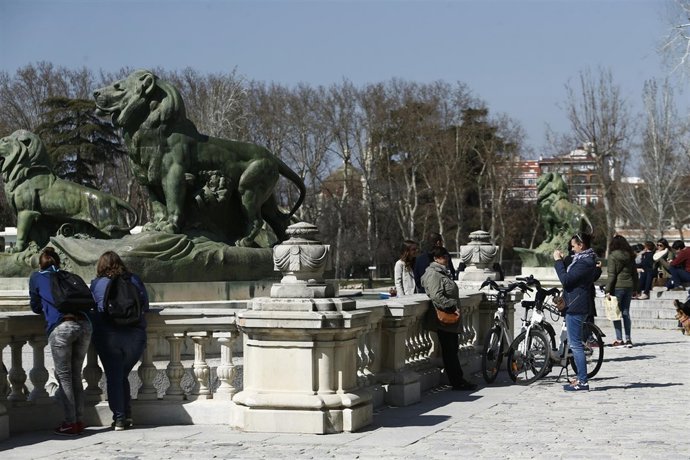 Parque de El Retiro, tiempo libre, turísmo, tomar el sol, paseo, pasear