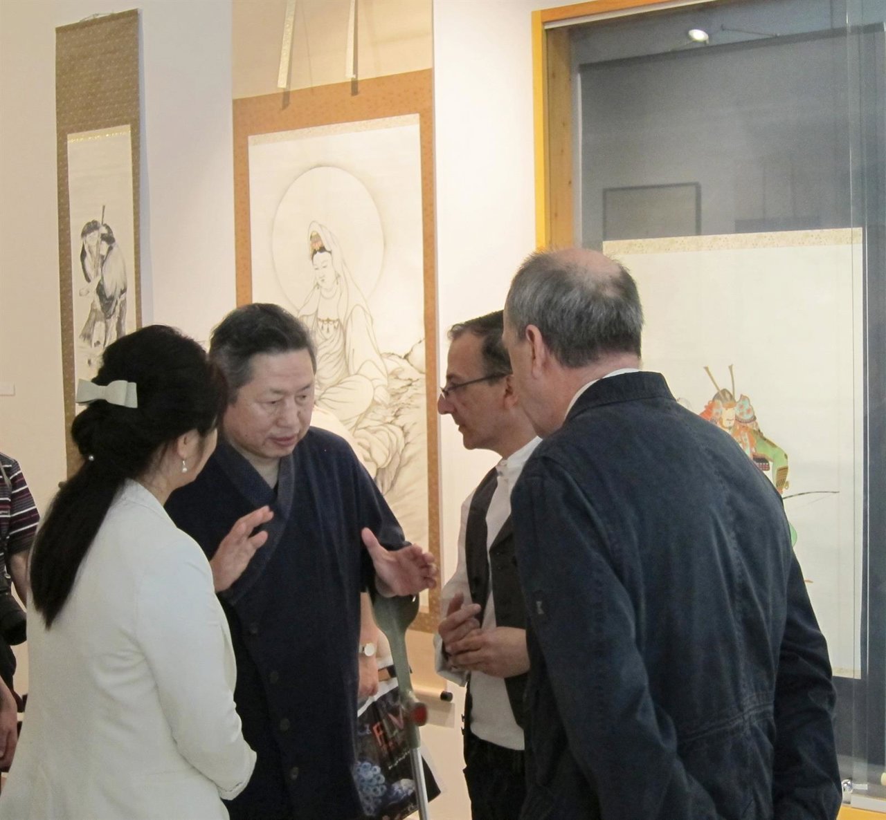 El maestro Takenaka charla con los promotores de la exposición