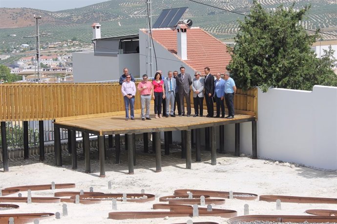 Fernández (centro) en la visita a la necrópolis judía