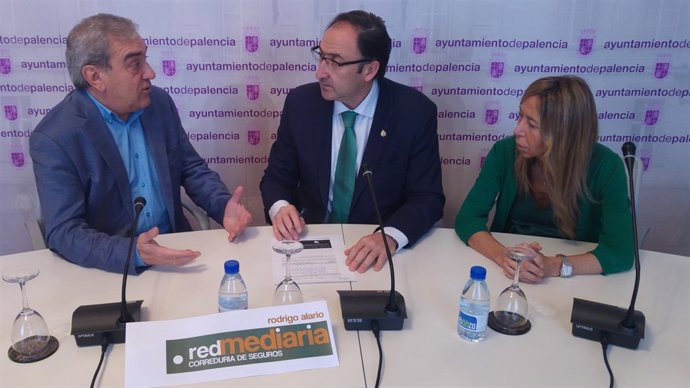 Polanco (C), la concejal de Cultura (D) y el responsable de la aseguradora (I)