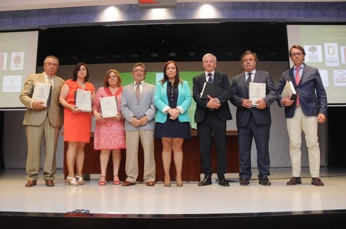 Carrillo y Pizarro (centro) junto a los representantes de las DO