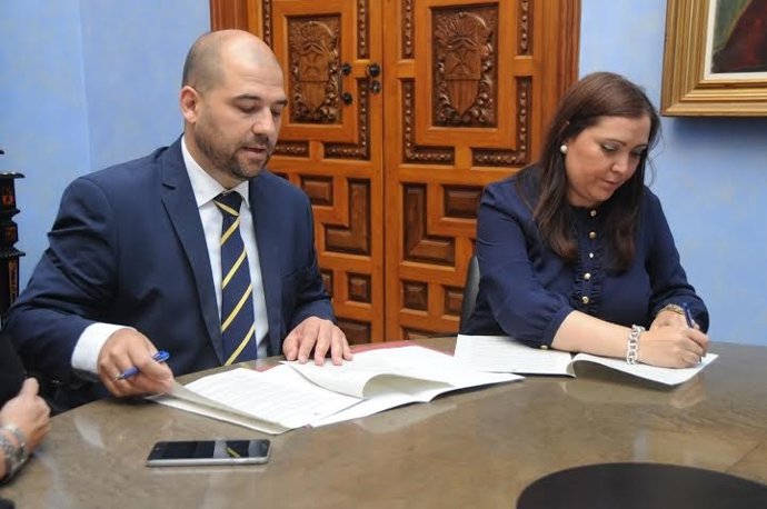 Carrillo (dcha.) durante la firma del convenio