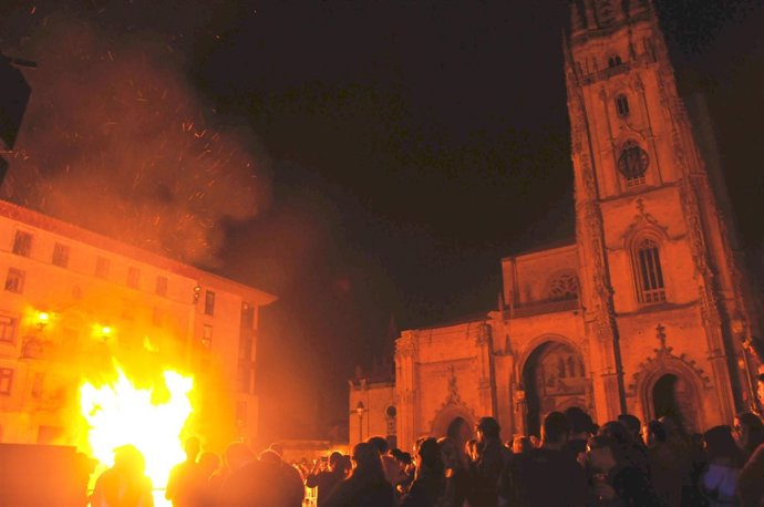 Hoguera de San Juan 2015 en Oviedo