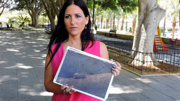 La edil del PSOE Inés Plaza sujeta la foto de una rata 