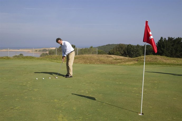 Martín jugando al golf en los nuevos hoyos del campo Abra del Pas