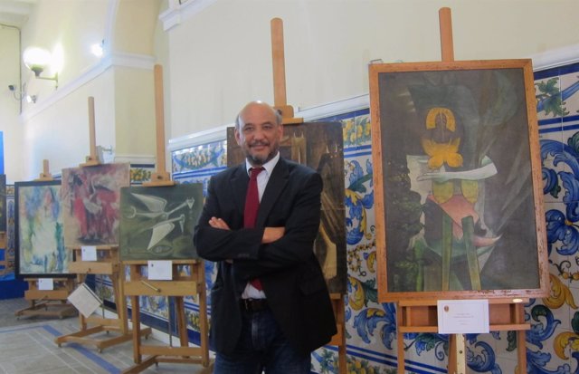 El hijo del pintor Wifredo Lam junto a algunas de las obras falsas intervenidas 