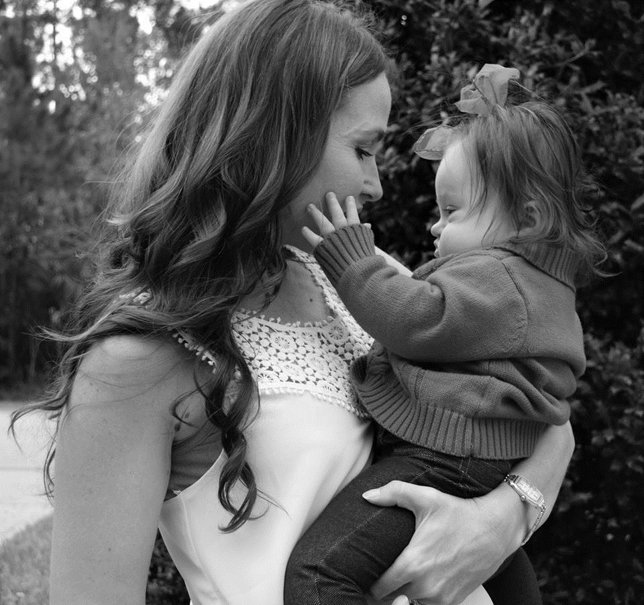 Niña con síndrome de down con su madre Courtney Baker