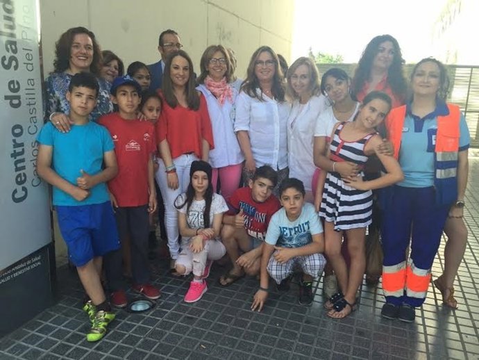 Ruiz y Luna (centro) durante su visita al centro Carlos Castilla del Pino