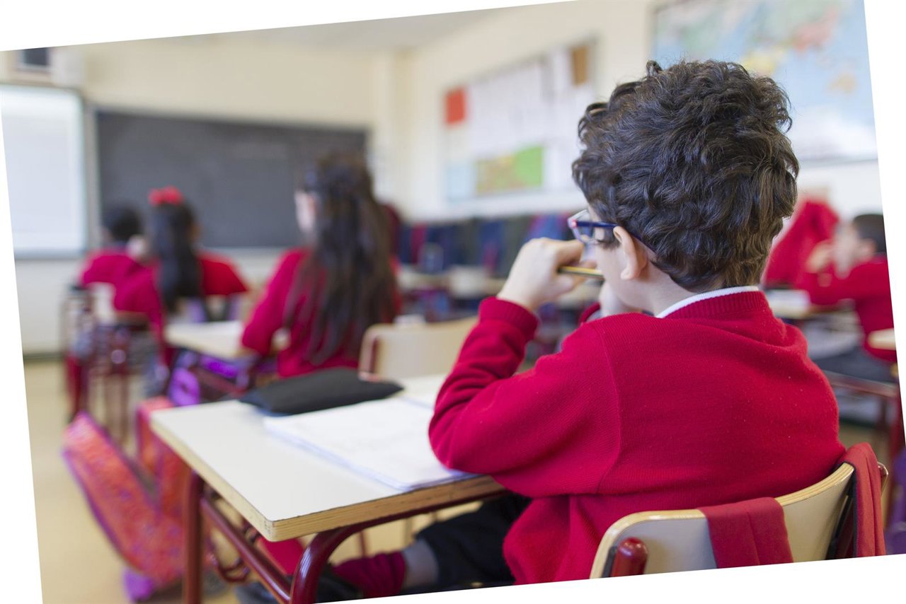 Colegio, escuela, aula, primaria, clase, niño, niña, niños, estudiando