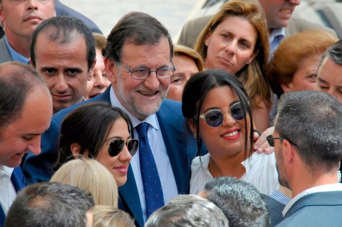 Rajoy se fotografía con la gente en Jerez