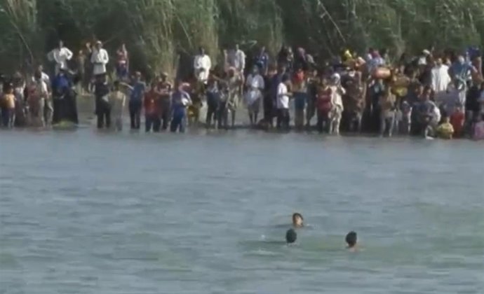 Civiles intentando cruzar un río para escapar de Faluya (Irak)