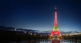 La Torre Eiffel iluminada con los colores de la selección española