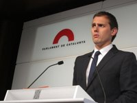 Rivera pide a Puigdemont que convoque ya la cuestión de confianza y cree que la ruptura con las CUP estaba cantada