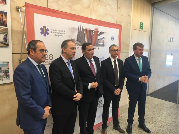 El consejero de Sanidad (centro), en Burgos. 