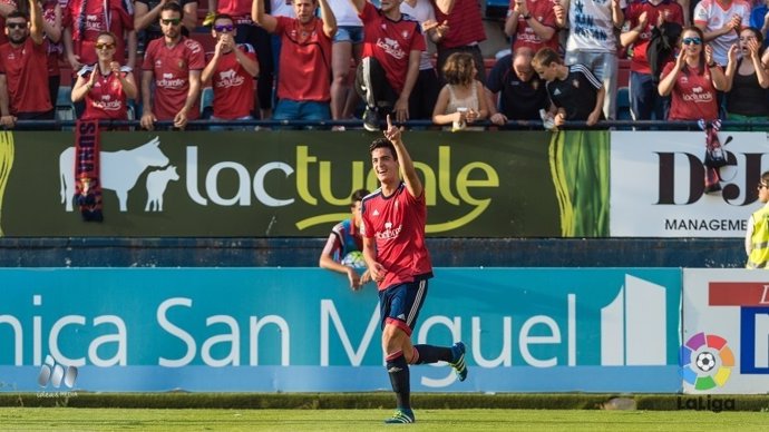Mikel Merino, de Osasuna, celebra dos goles ante el Nástic