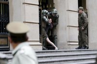 Los estudiantes chilenos arremeten contra el ya exministro del Interior Burgos