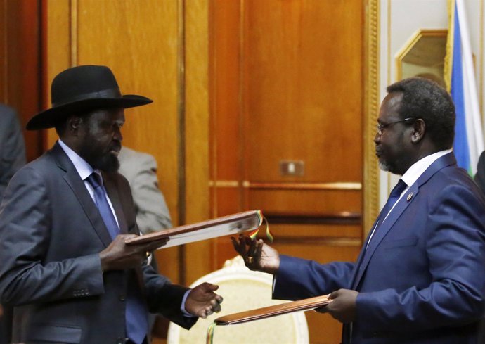 Riek Machar y Salva Kiir durante encuentro en Addis Abeba