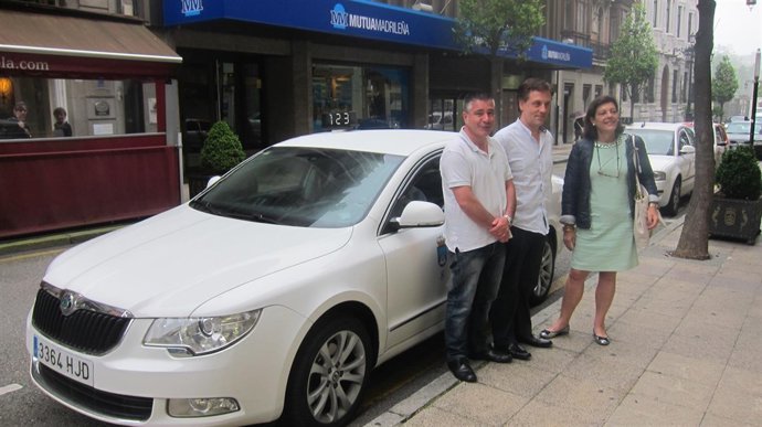 García de La Mata, acompañada por representates del sector del taxi. X