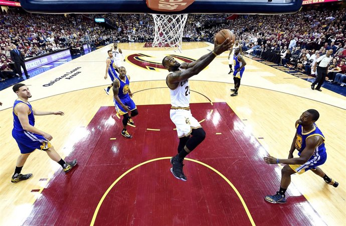 LeBron James machaca el aro en el Cavaliers-Warriors