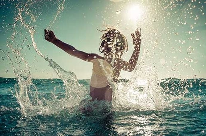 Niño jugando en el agua