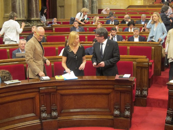 Carles Puigdemont y Neus Munté en el pleno del Parlament