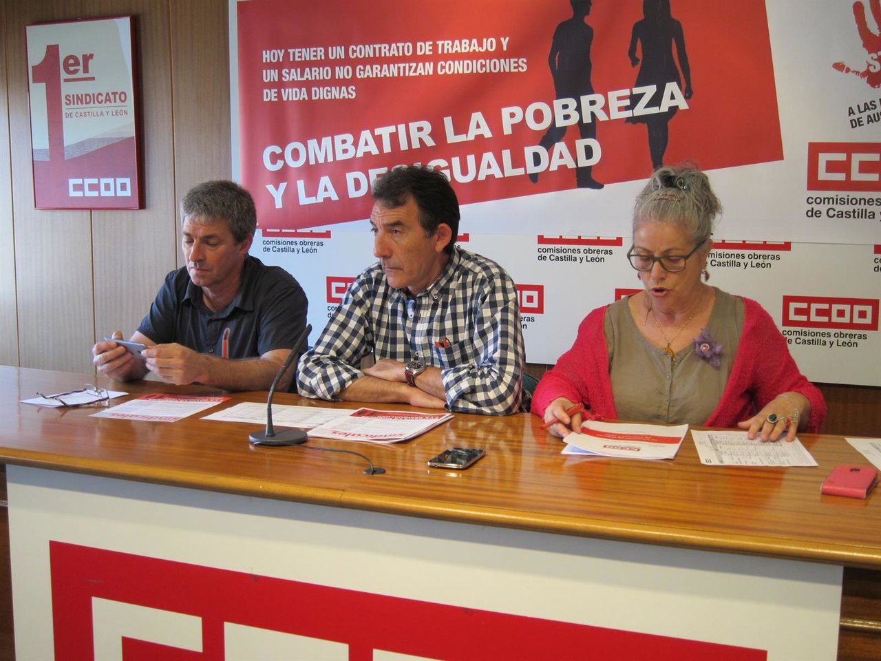 Ángel Hernández (centro) presenta la campaña contra la pobreza