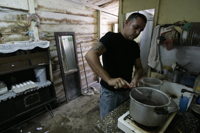 Un cubano cocinando en su casa de La Habana