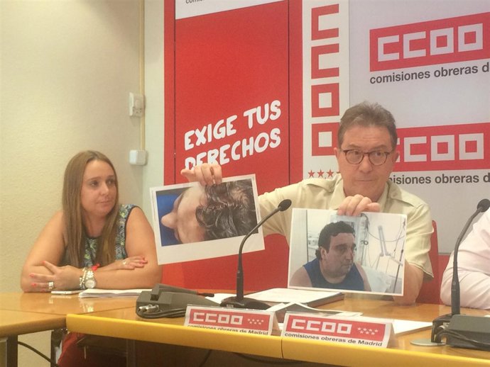 Jaime Cedrún con las fotos de la agresión a uno de los trabajadores.