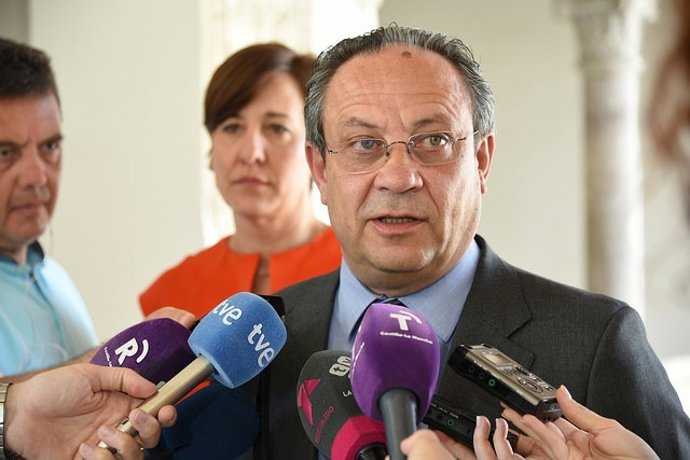 Ruiz Molina atiende a los medios