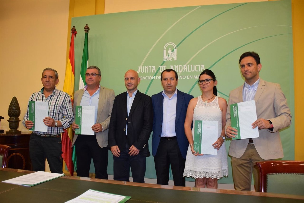 Ruiz Espejo enrtega resoluciones a los GDR 